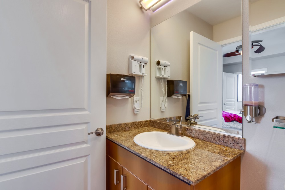 Virtual tour photo 32 of 53 for 300 W Beech St #1303