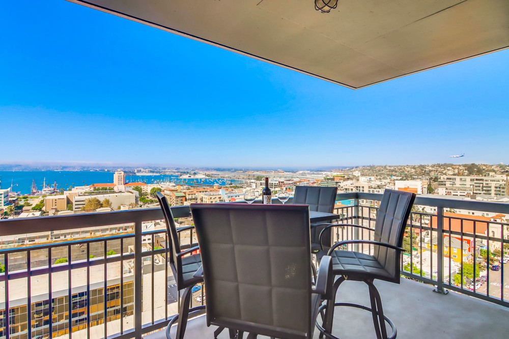 Virtual tour photo 36 of 53 for 300 W Beech St #1303