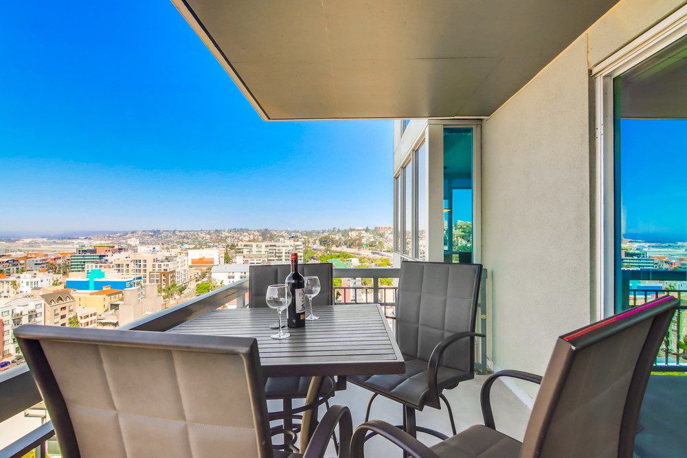 Virtual tour photo 37 of 53 for 300 W Beech St #1303