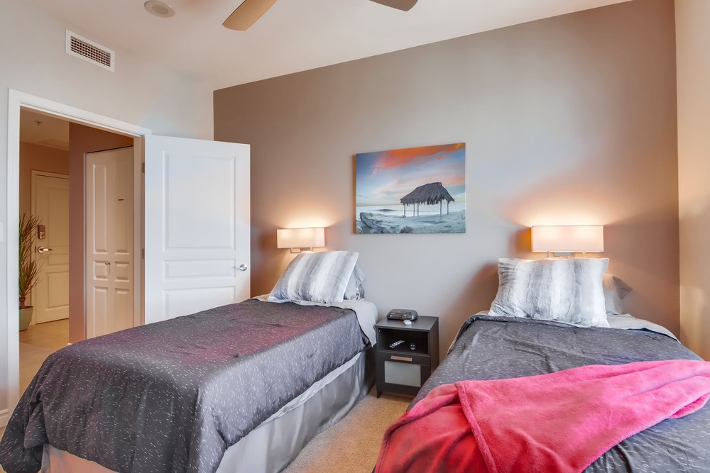 Virtual tour photo 40 of 53 for 300 W Beech St #1303