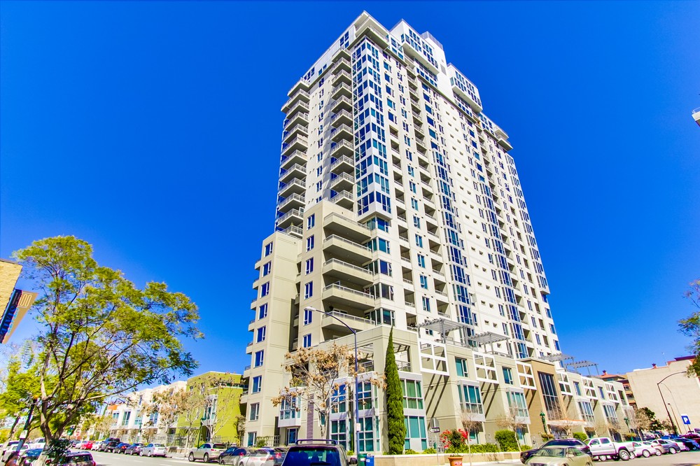 Virtual tour photo 1 of 39 for 300 West Beech Street #1005