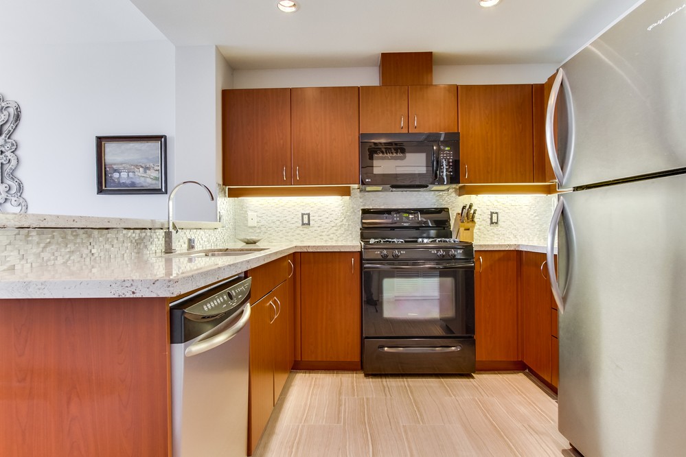 Virtual tour photo 15 of 39 for 300 West Beech Street #1005