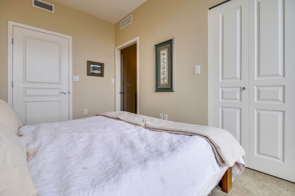 Virtual tour photo 14 of 37 for 300 West Beech Street #2106