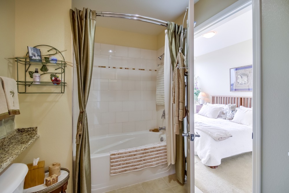 Virtual tour photo 16 of 37 for 300 West Beech Street #2106