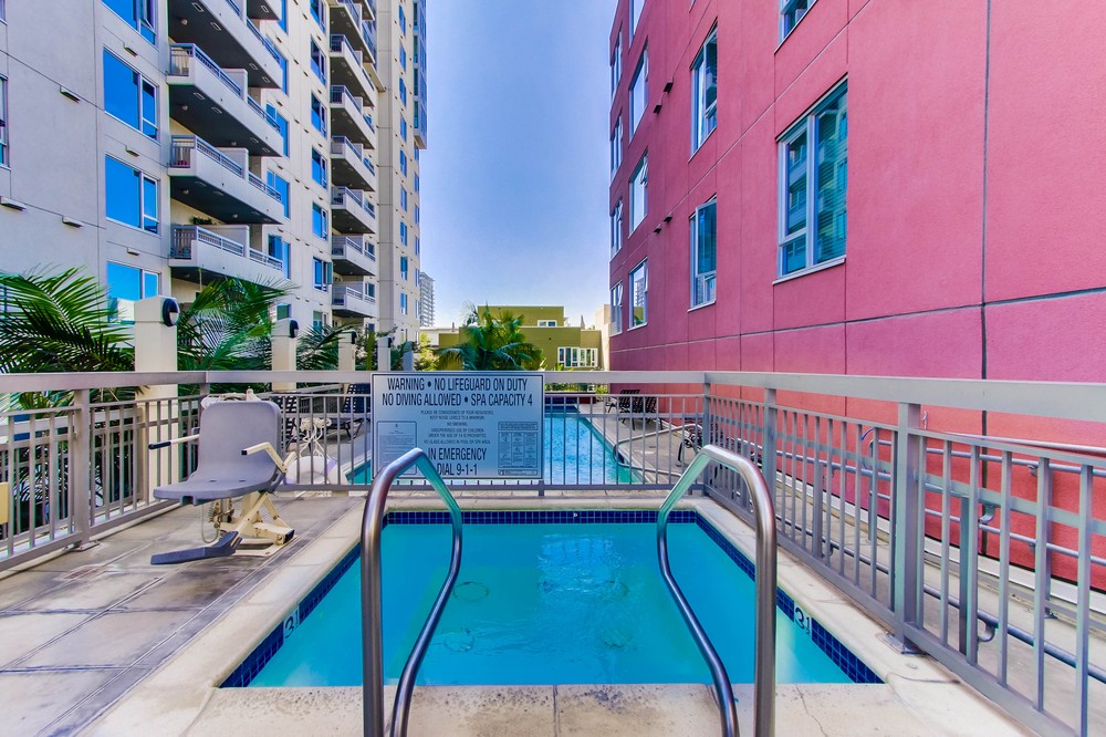 Virtual tour photo 32 of 37 for 300 West Beech Street #2106