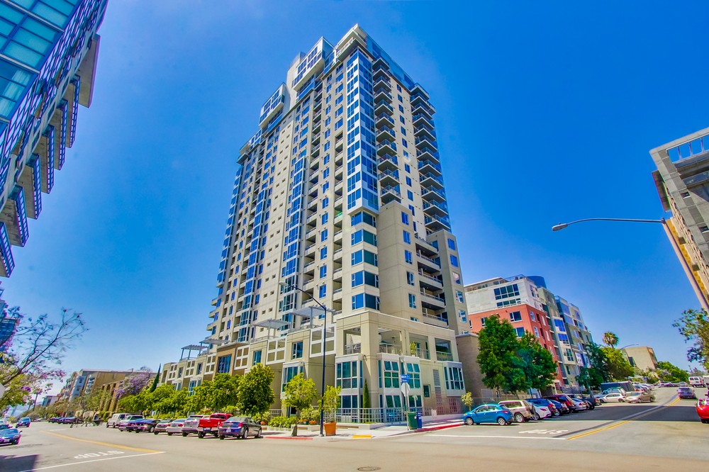 Virtual tour photo 1 of 46 for 300 West Beech Street #605