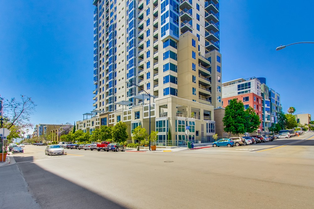 Virtual tour photo 3 of 46 for 300 West Beech Street #605