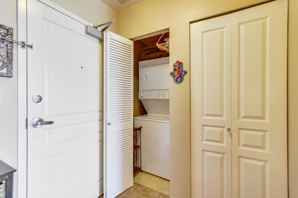 Virtual tour photo 32 of 46 for 300 West Beech Street #605