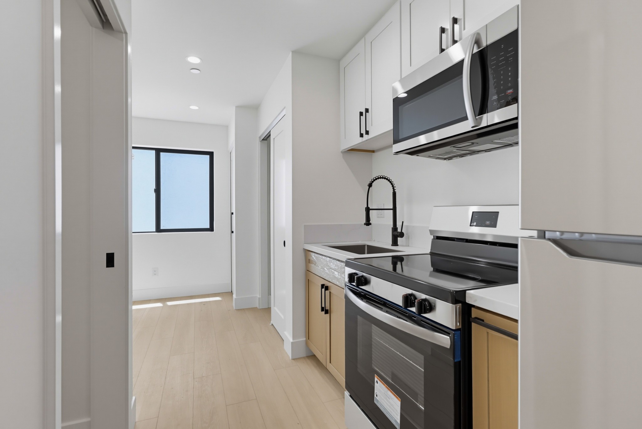 Virtual tour photo 5 of 14 for 3075 Hawthorn St #2