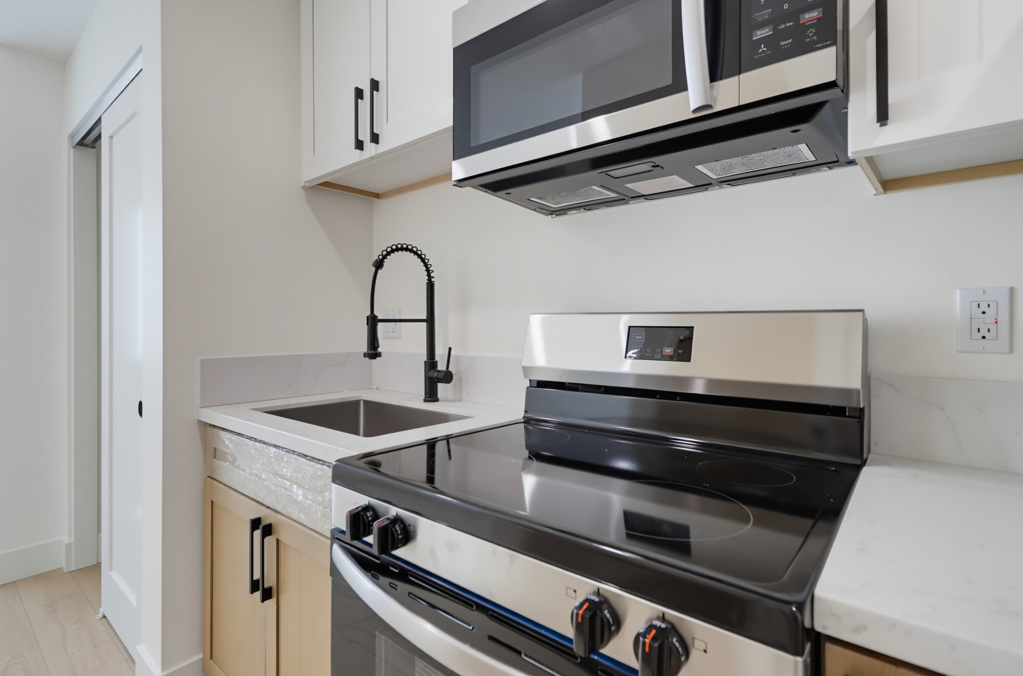Virtual tour photo 6 of 14 for 3075 Hawthorn St #2