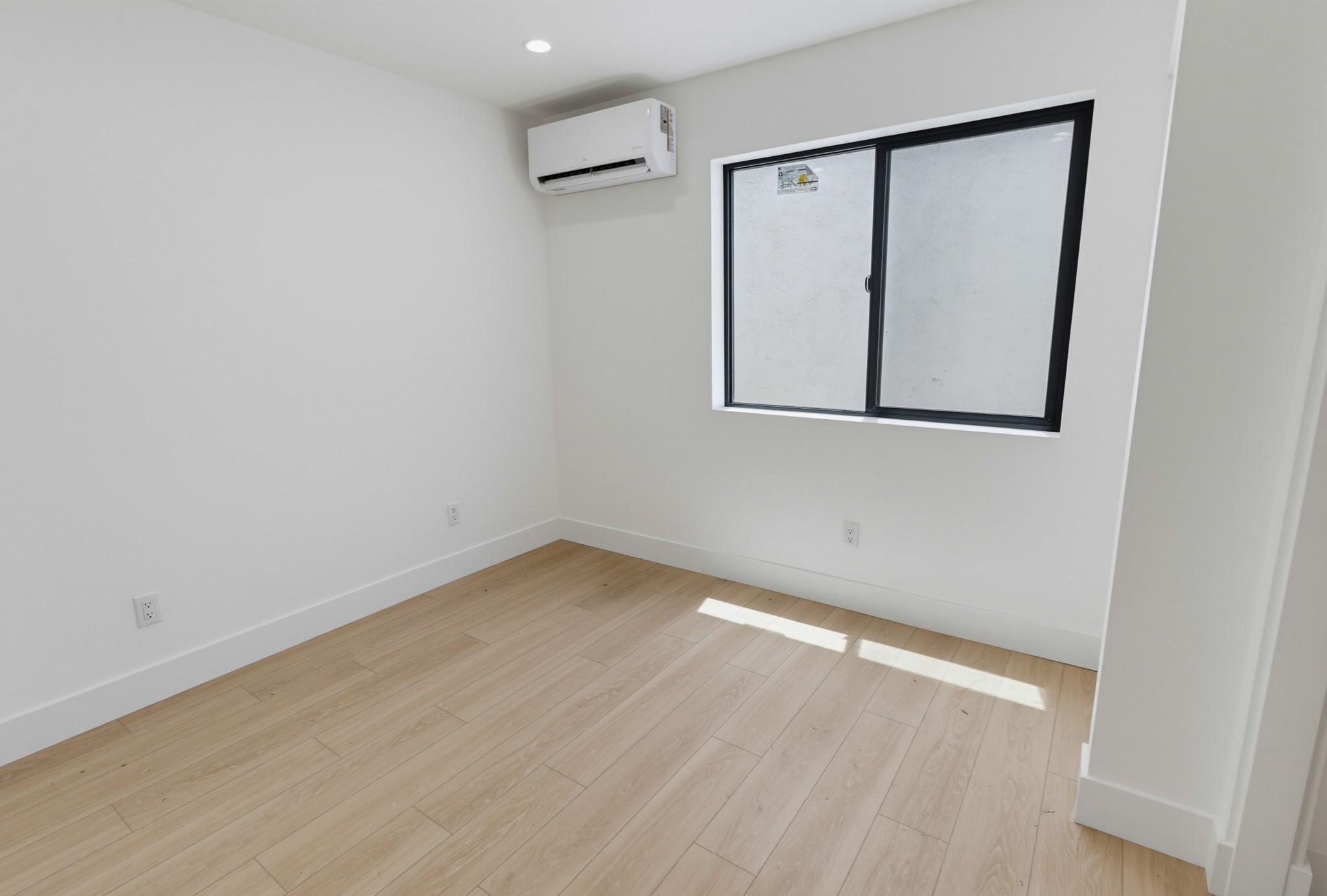 Virtual tour photo 7 of 14 for 3075 Hawthorn St #2