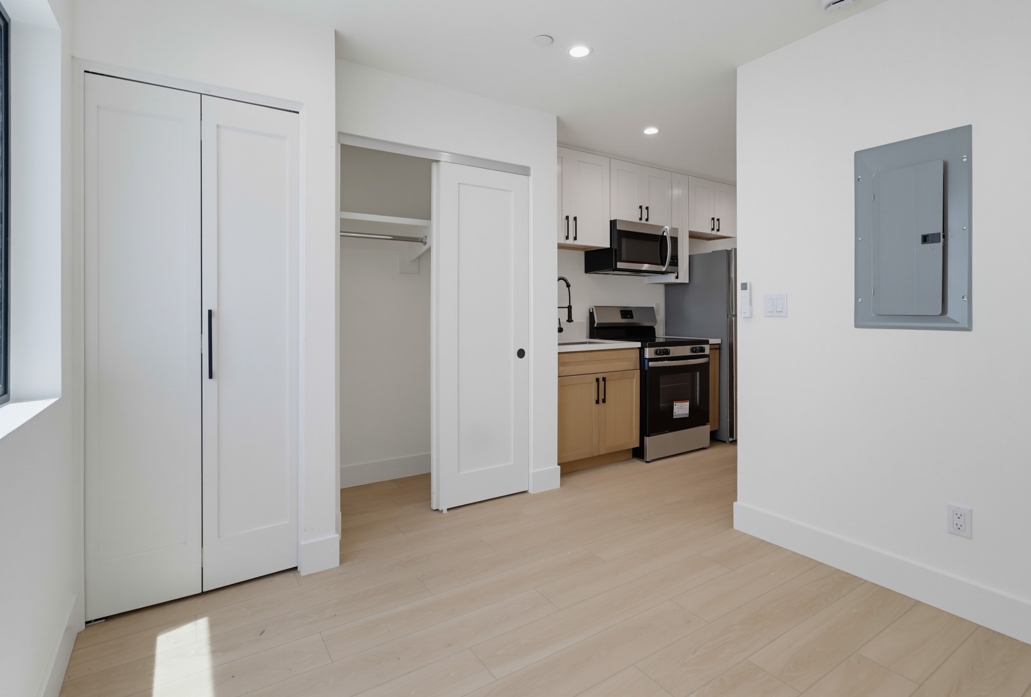 Virtual tour photo 9 of 14 for 3075 Hawthorn St #2