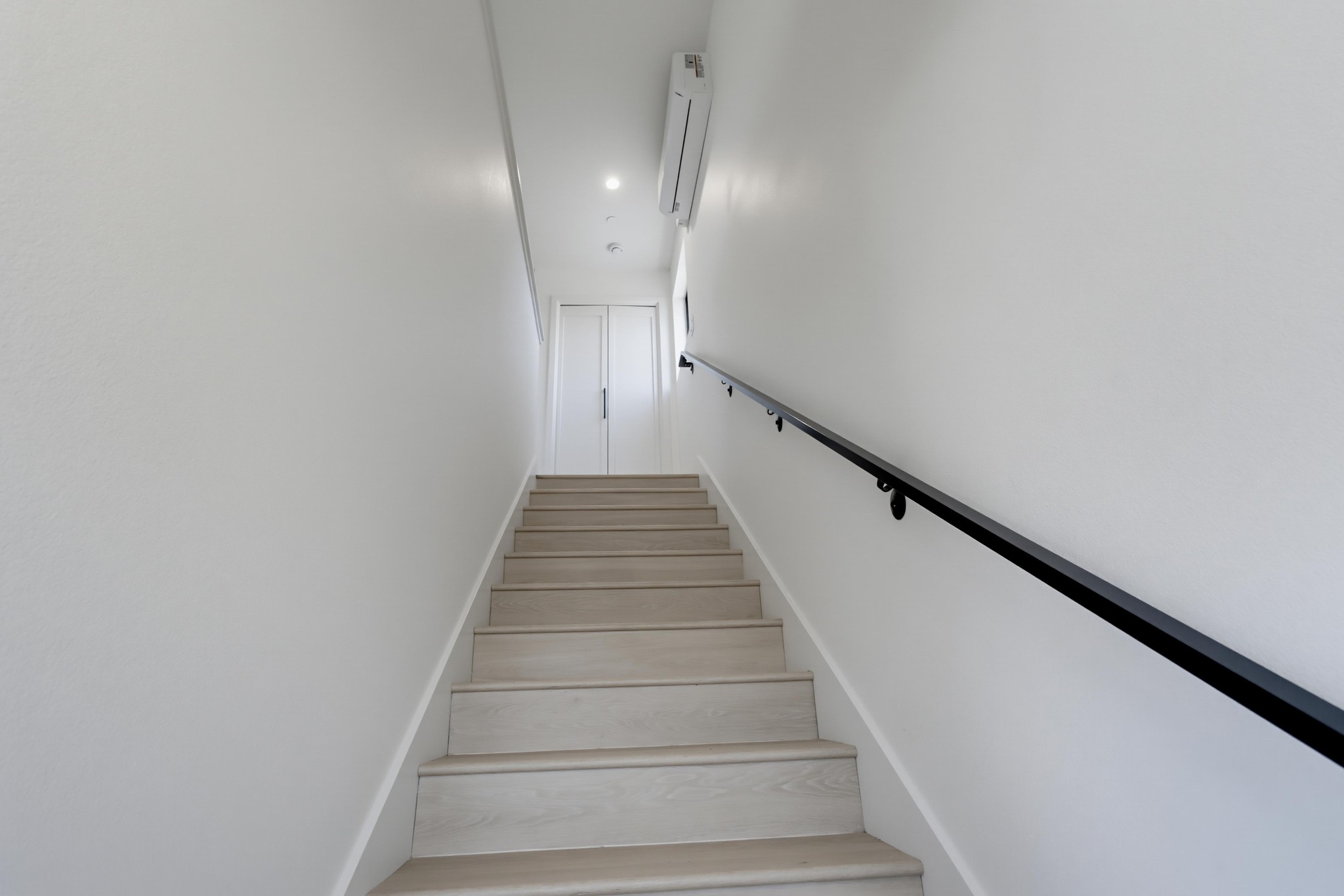 Virtual tour photo 5 of 27 for 3075 Hawthorn St