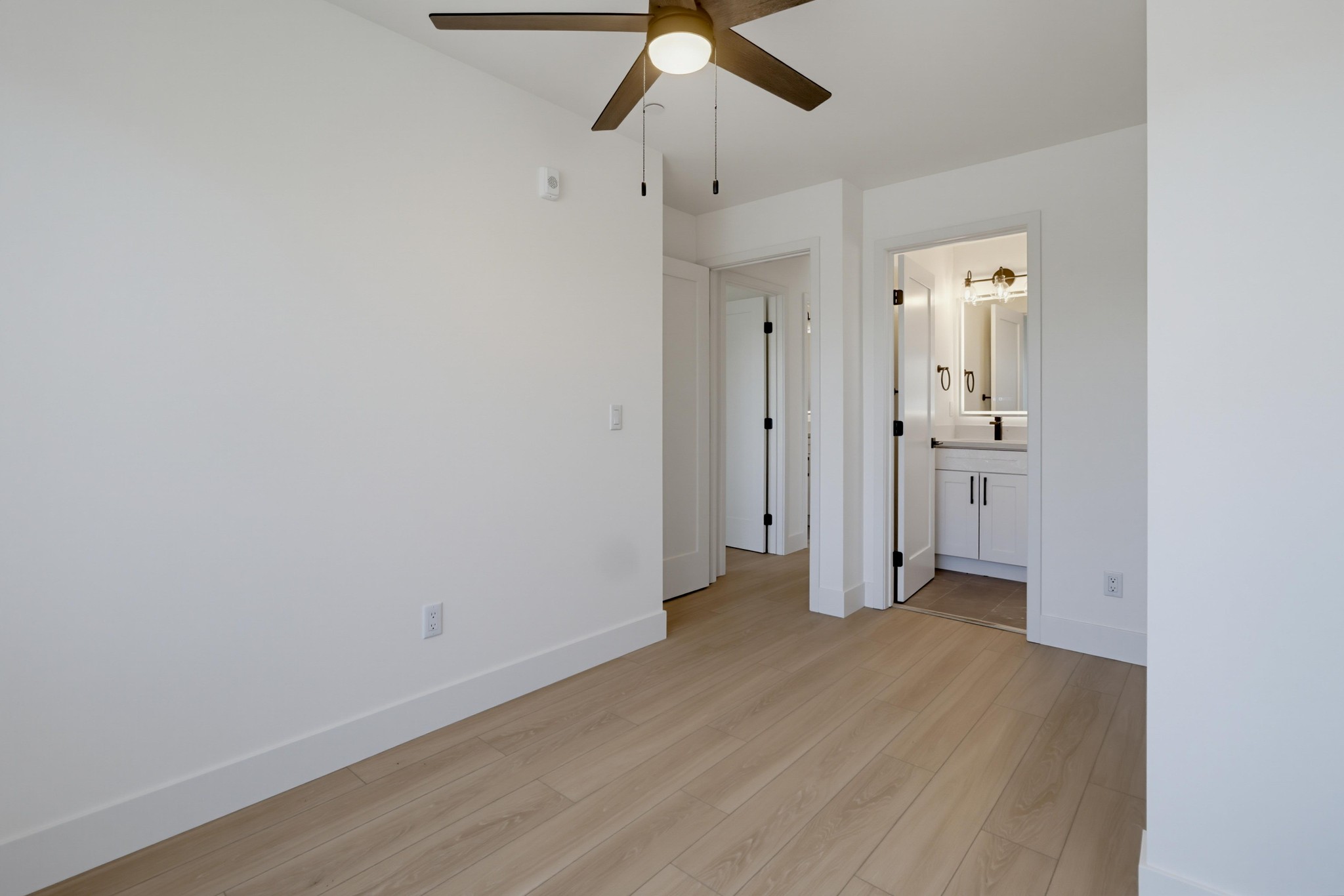 Virtual tour photo 23 of 27 for 3075 Hawthorn St