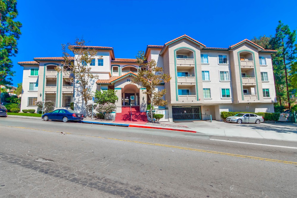 Virtual tour photo 1 of 39 for 3078 Broadway UNIT 202