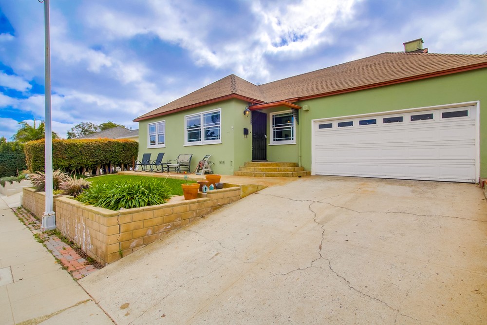 Virtual tour photo 1 of 75 for 3111 Meadow Grove Dr