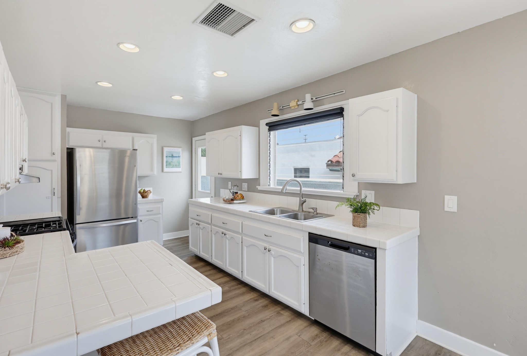 Virtual tour photo 19 of 51 for 3145 Bancroft St