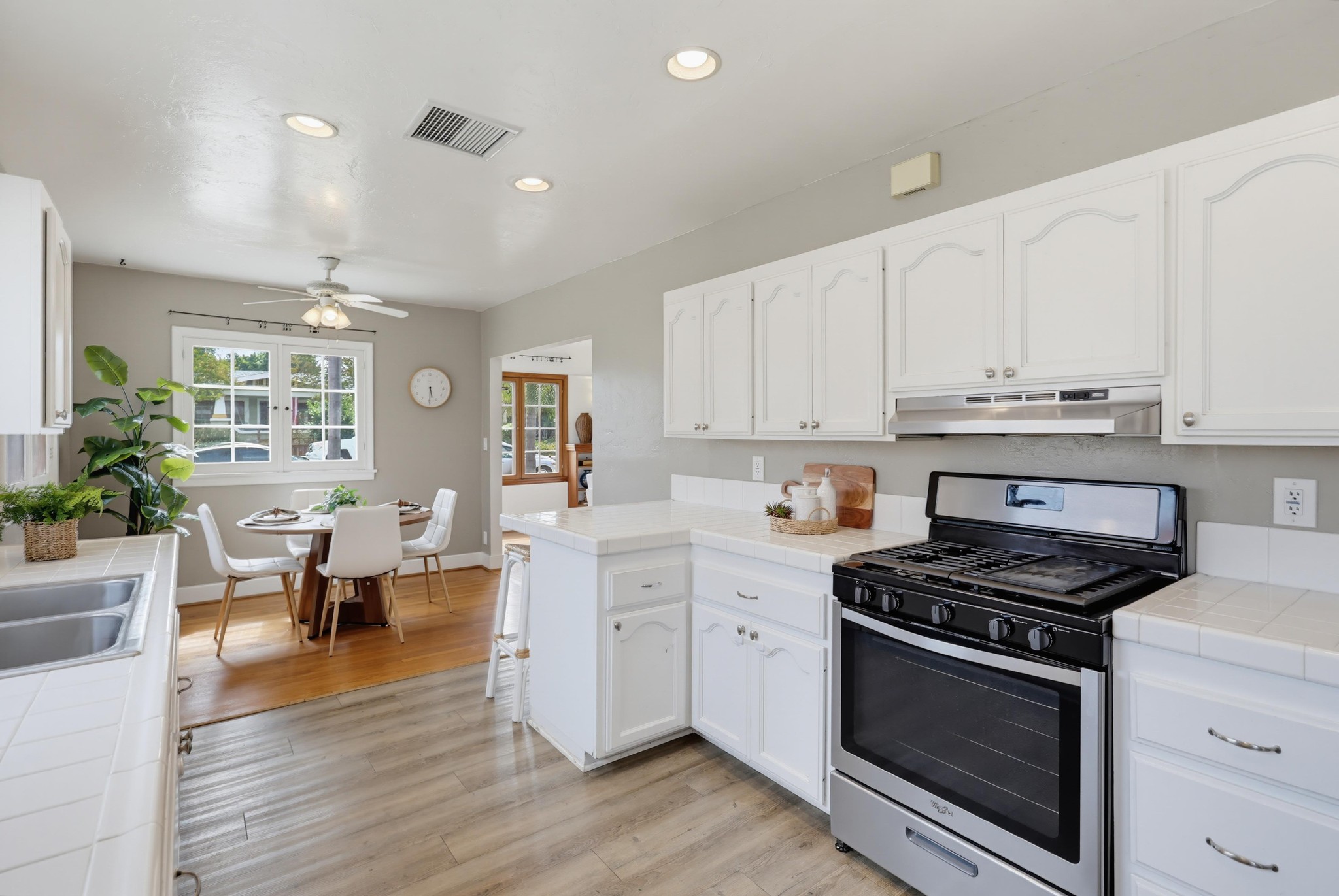Virtual tour photo 22 of 51 for 3145 Bancroft St