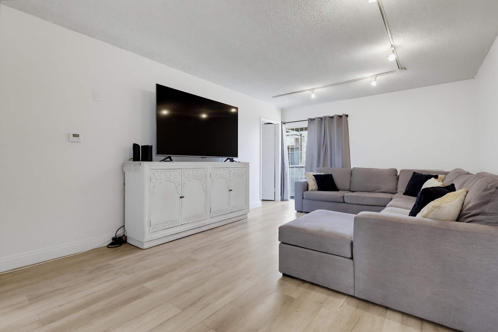 Virtual tour photo 16 of 71 for 3166 S Sepulveda Blvd Unit 6