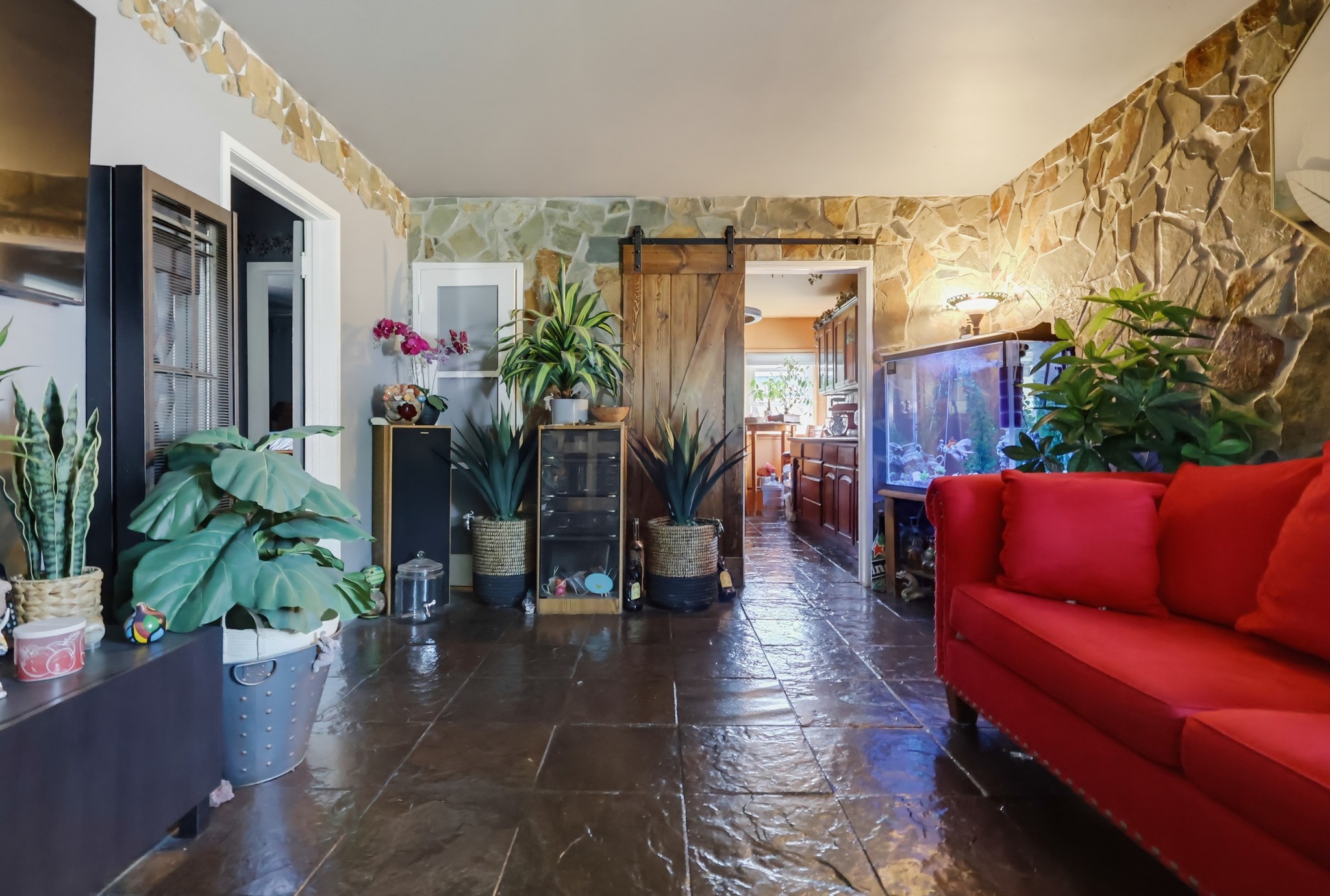 Virtual tour photo 8 of 51 for 318 E Plenty St