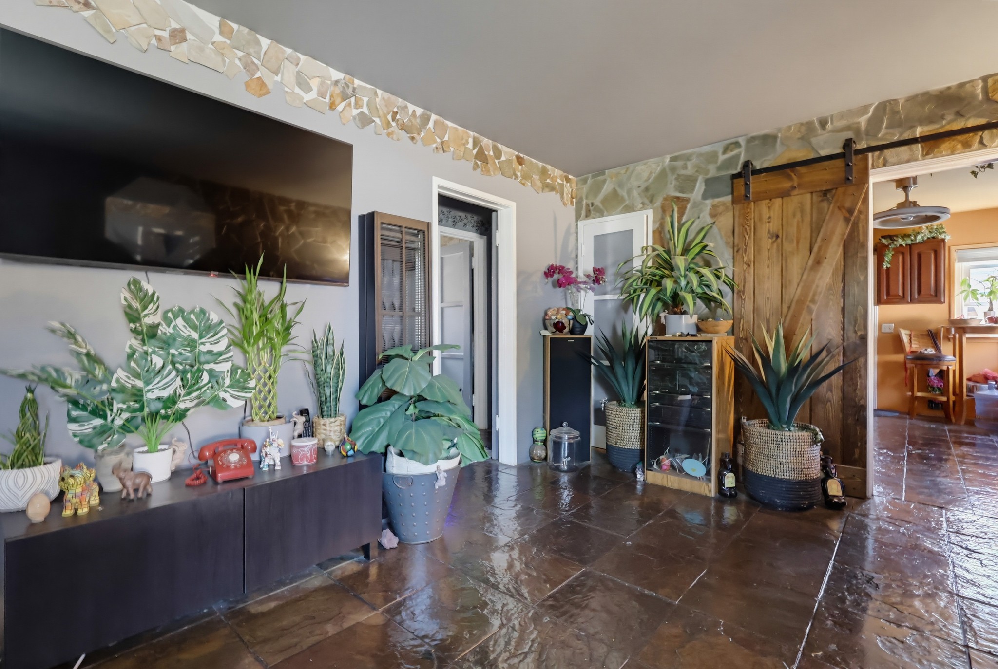 Virtual tour photo 9 of 51 for 318 E Plenty St