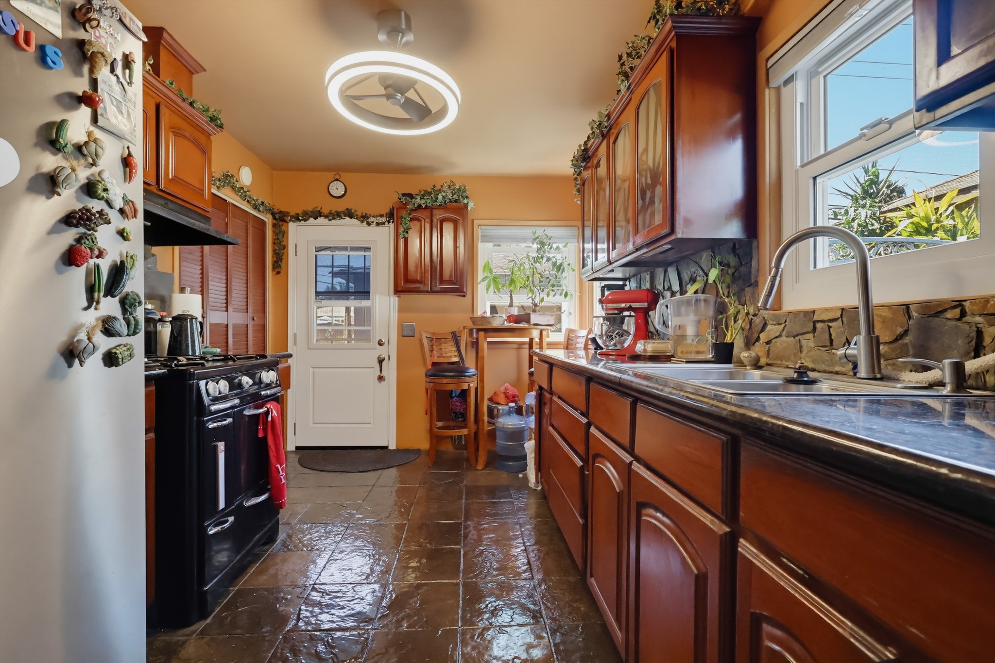 Virtual tour photo 11 of 51 for 318 E Plenty St