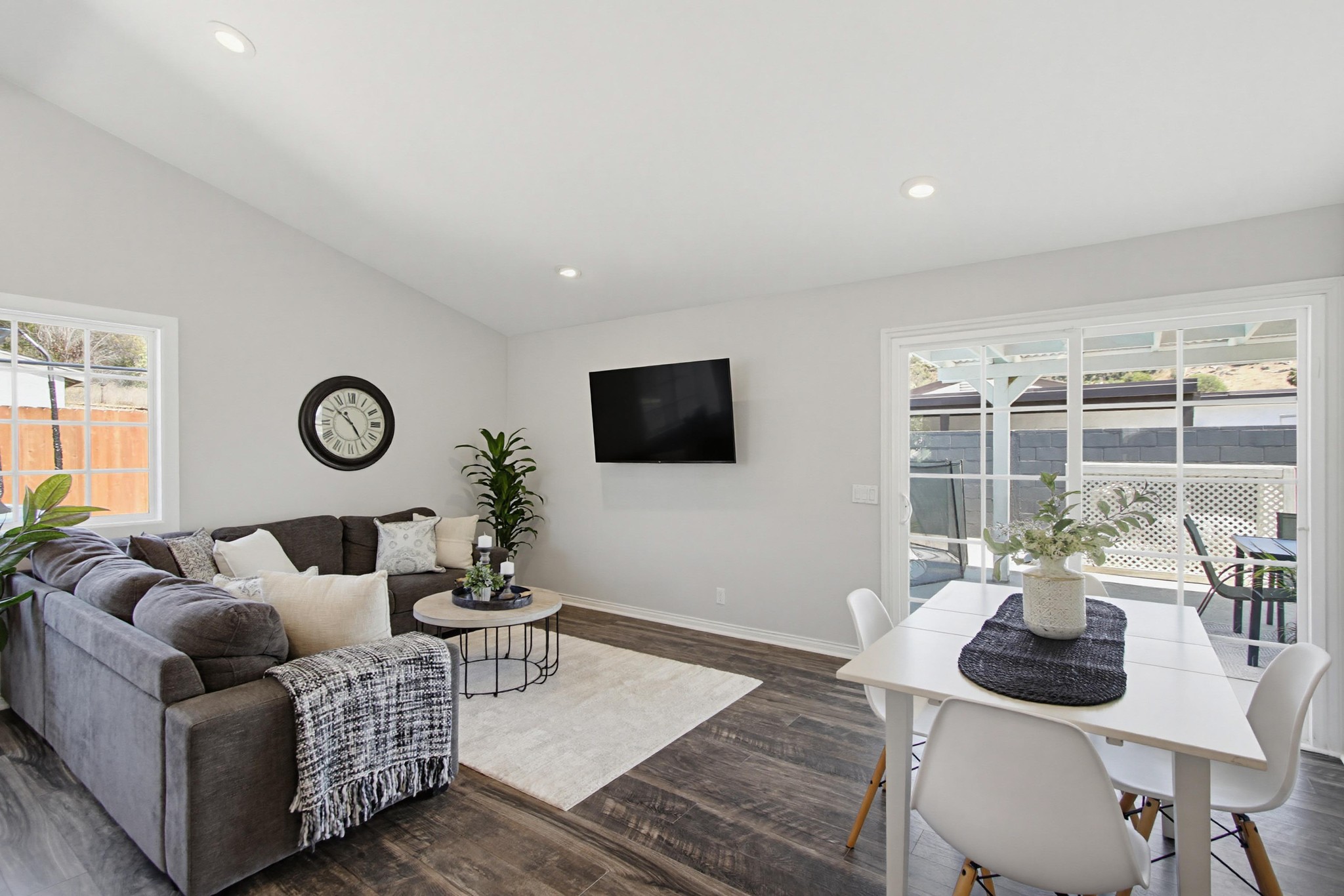 Virtual tour photo 7 of 100 for 320 James St
