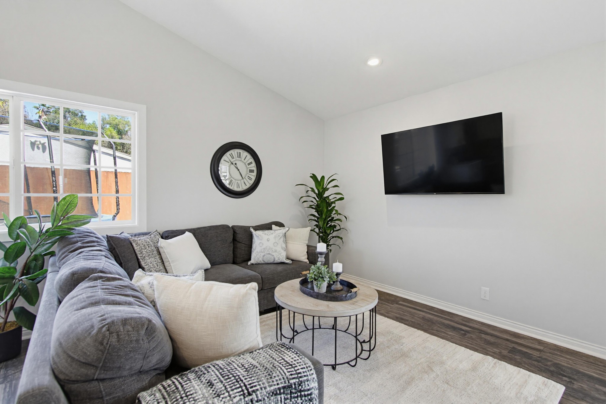 Virtual tour photo 8 of 100 for 320 James St