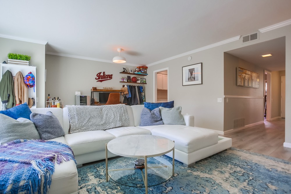 Virtual tour photo 13 of 56 for 3208 Loma Riviera Dr
