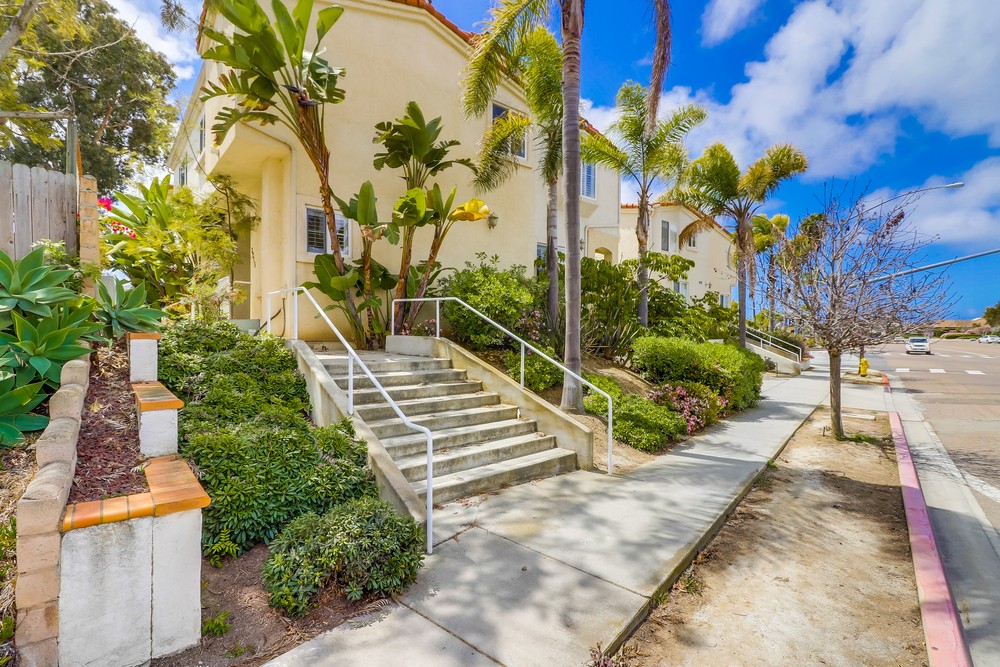 Virtual tour photo 1 of 39 for 3215 Governor Dr