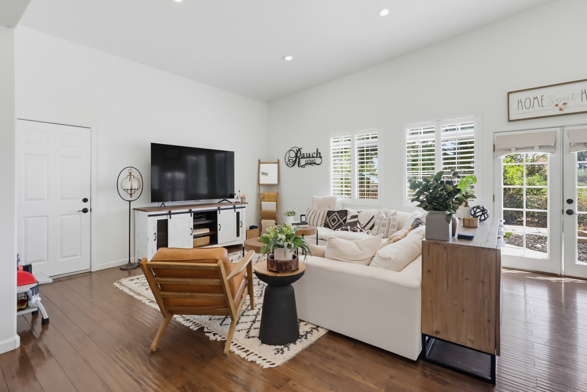 Virtual tour photo 10 of 61 for 3221 E Victoria Dr