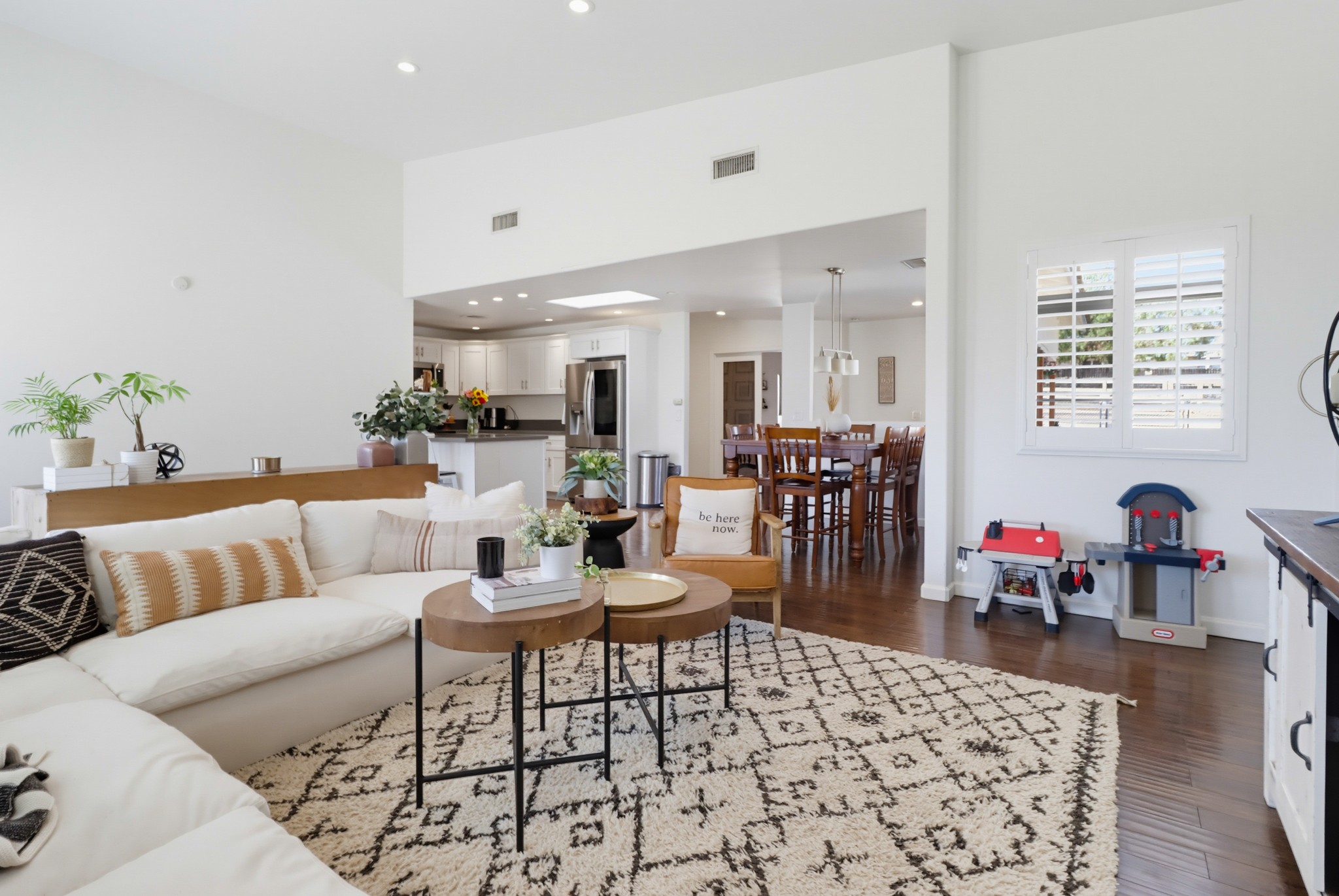 Virtual tour photo 14 of 61 for 3221 E Victoria Dr