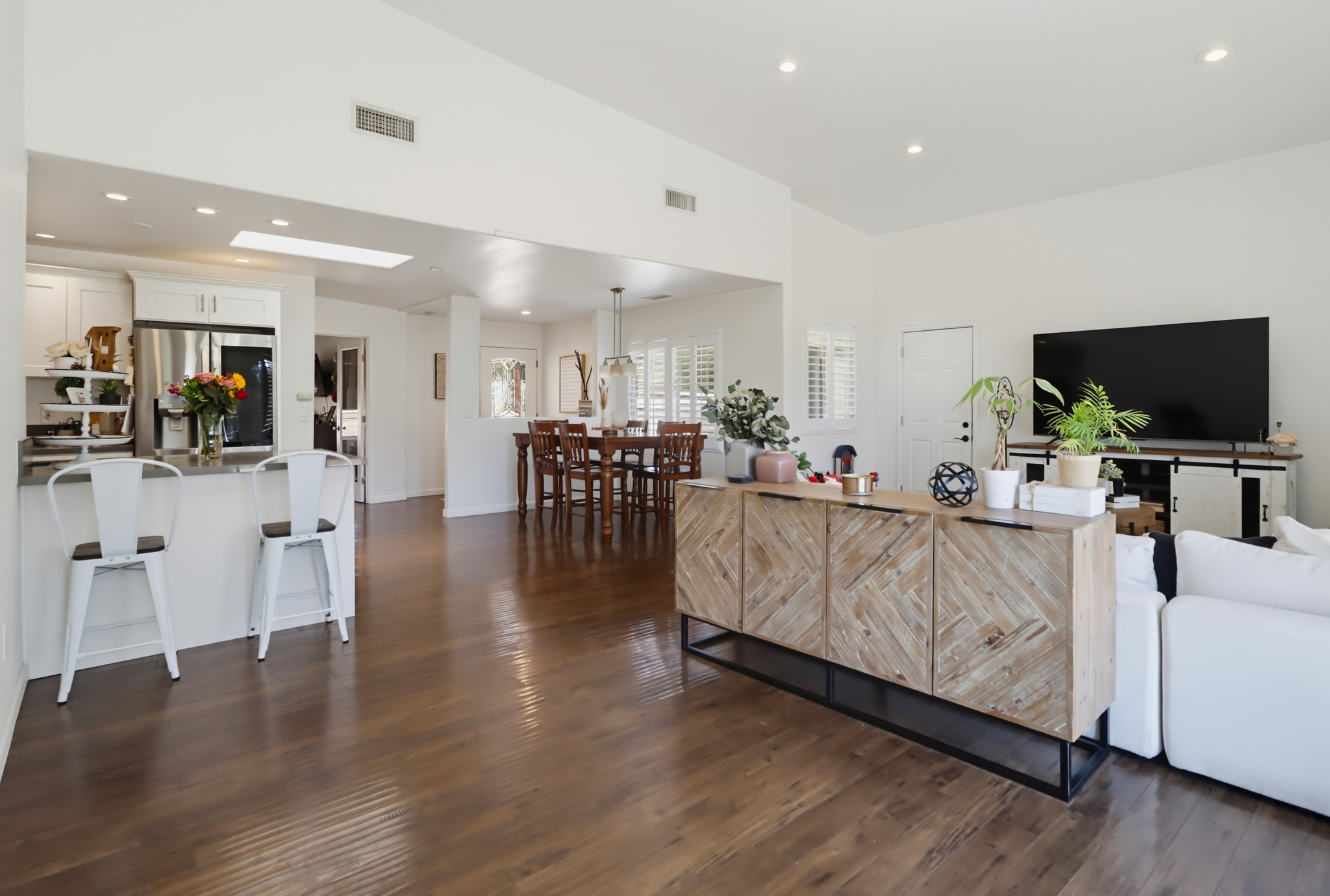 Virtual tour photo 15 of 61 for 3221 E Victoria Dr