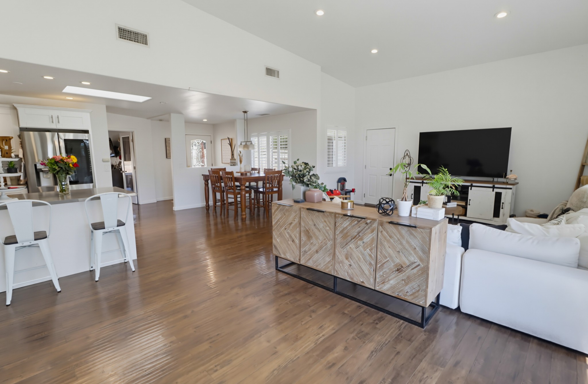 Virtual tour photo 16 of 61 for 3221 E Victoria Dr