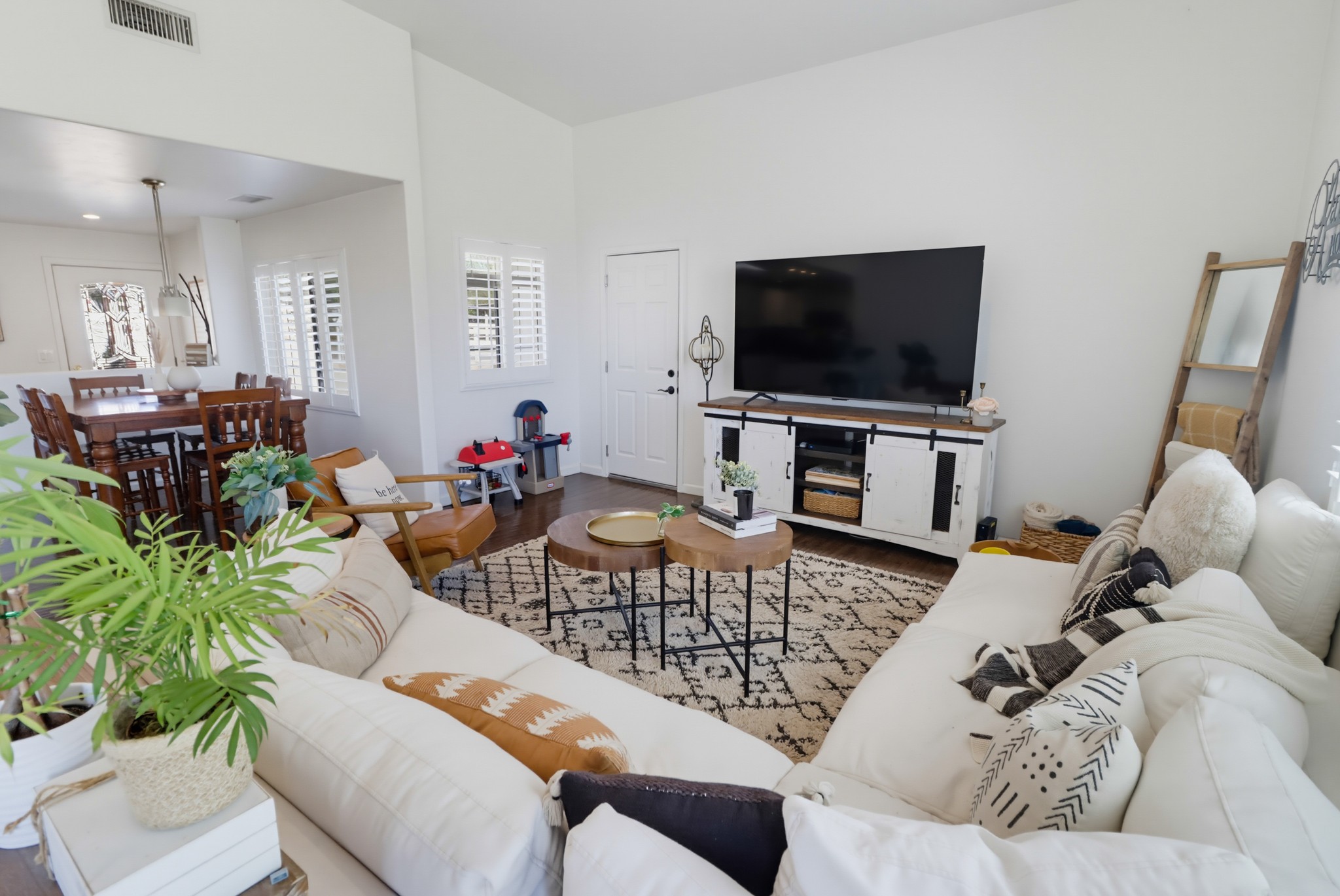 Virtual tour photo 17 of 61 for 3221 E Victoria Dr