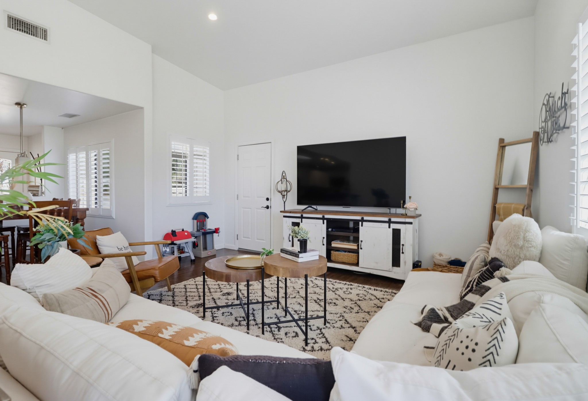Virtual tour photo 18 of 61 for 3221 E Victoria Dr