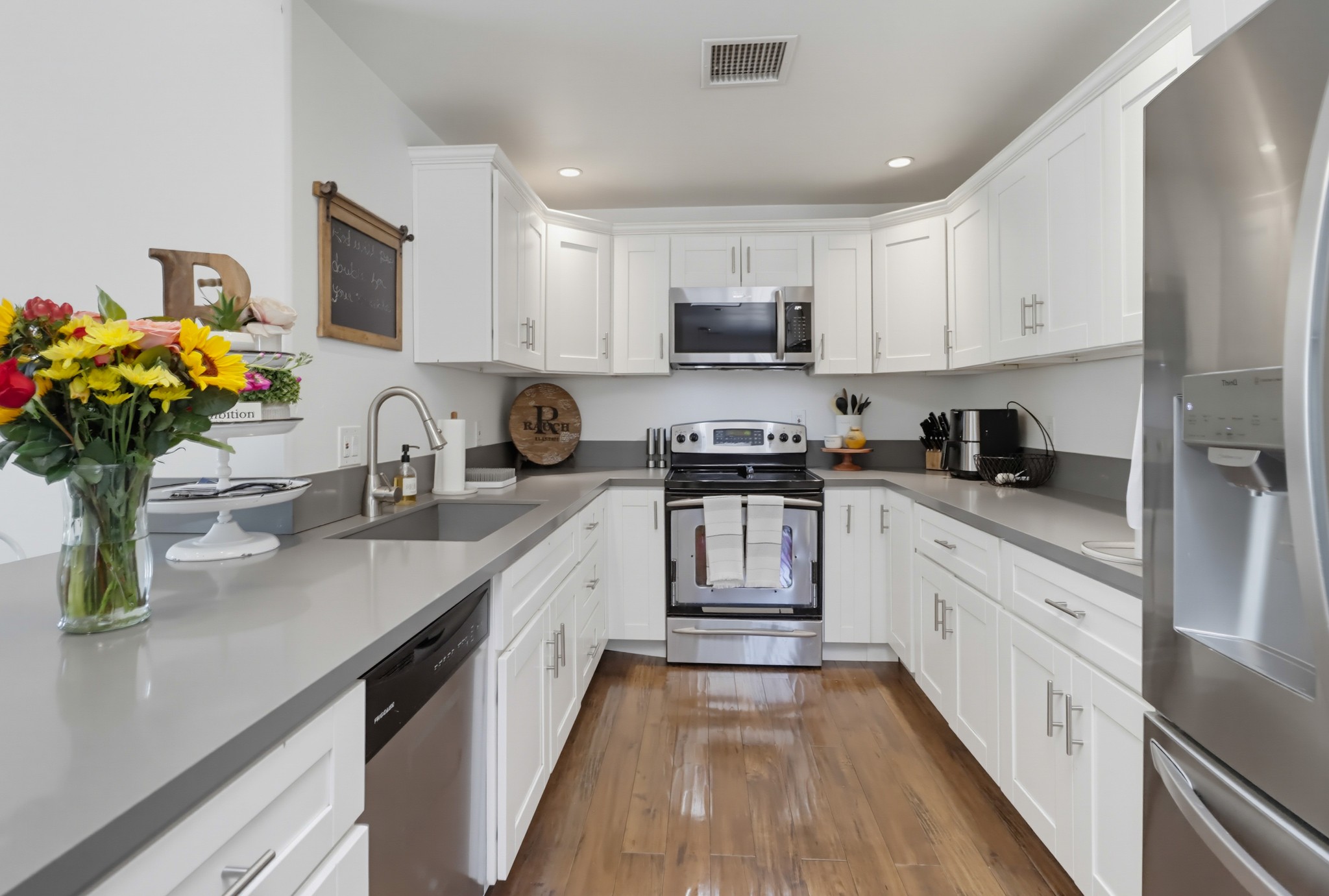 Virtual tour photo 25 of 61 for 3221 E Victoria Dr
