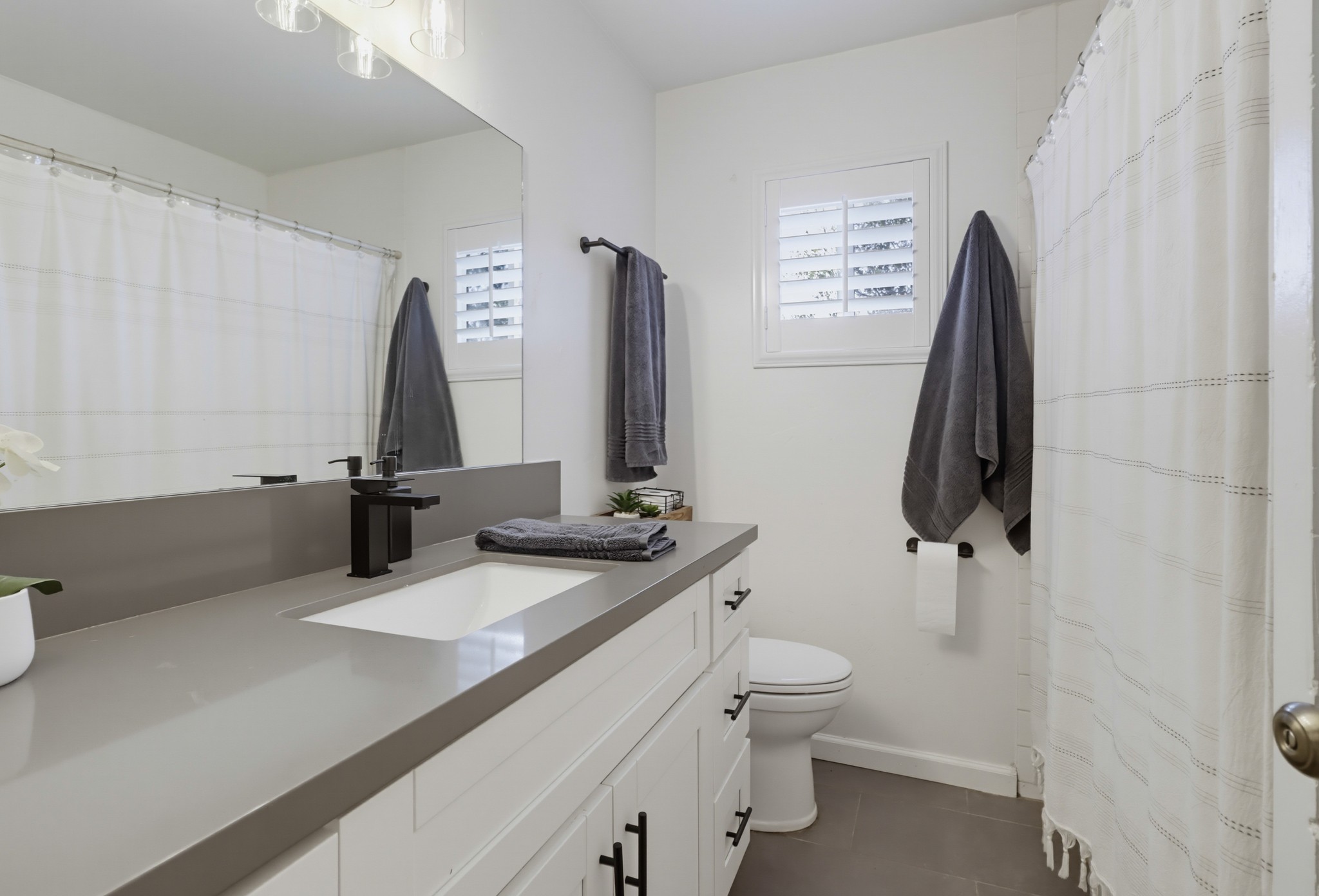 Virtual tour photo 46 of 61 for 3221 E Victoria Dr