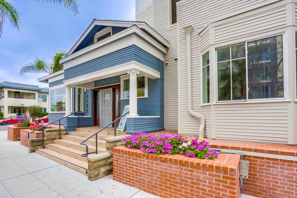 Virtual tour photo 10 of 38 for 3275 Fifth Ave #202