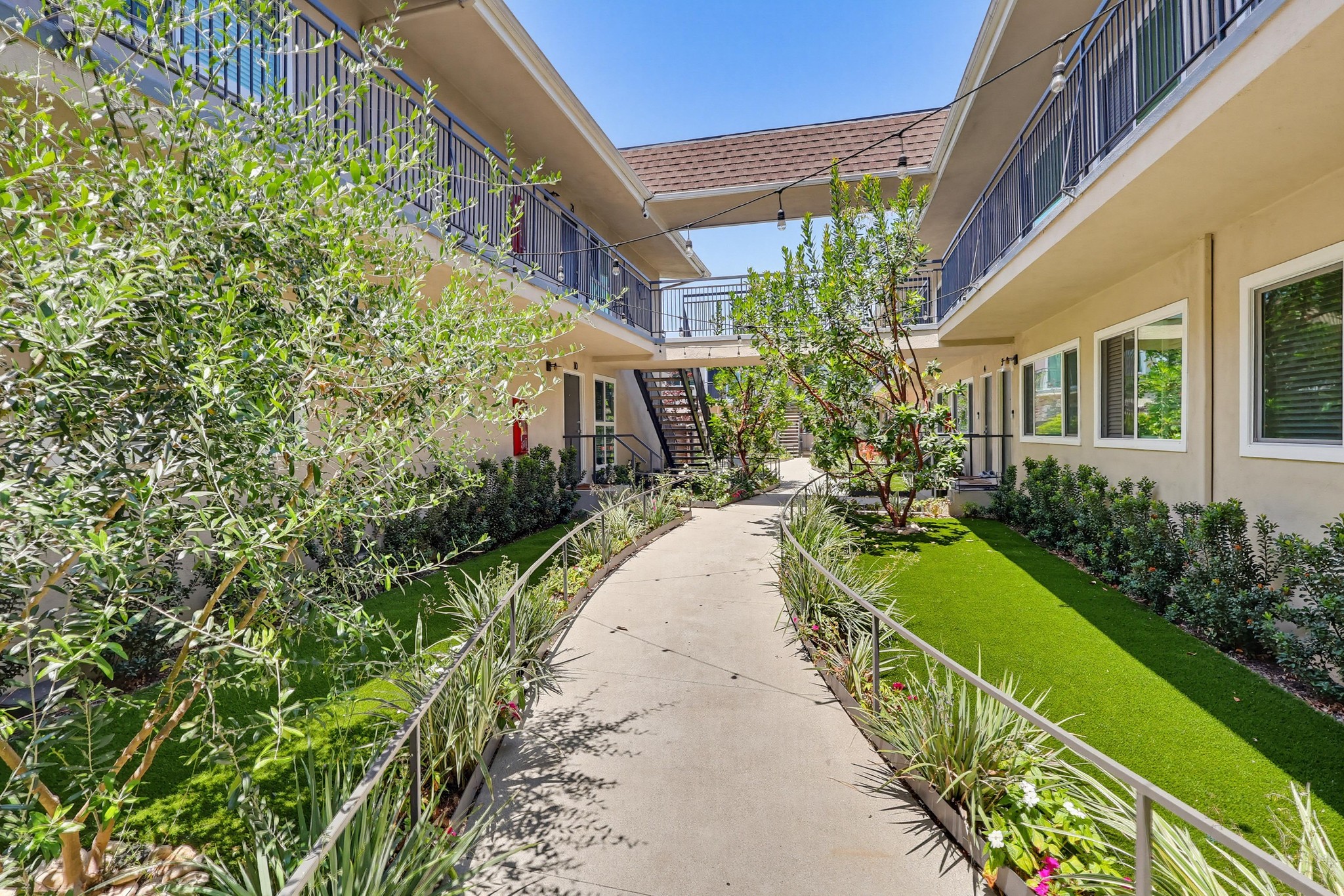 Virtual tour photo 8 of 60 for 333 W Queen St #13
