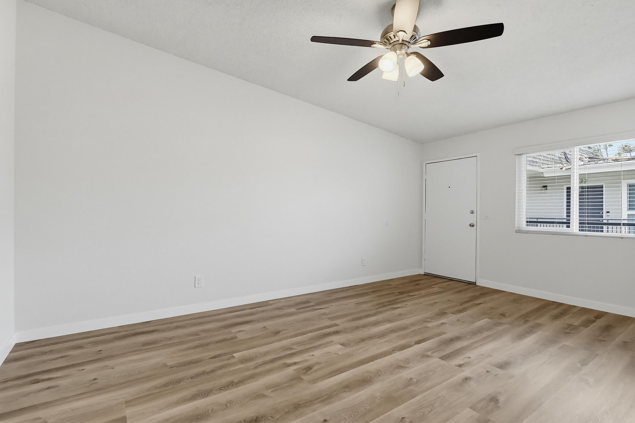 Virtual tour photo 17 of 60 for 333 W Queen St #13