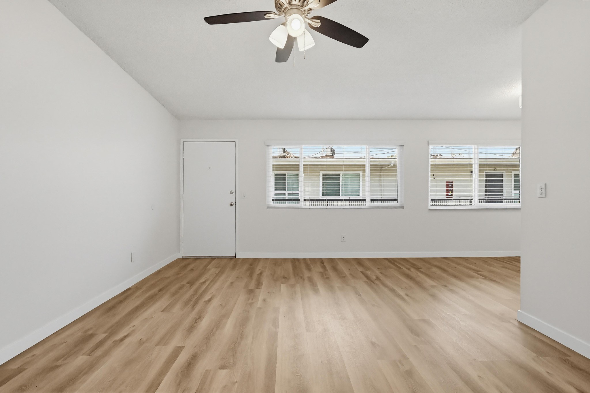 Virtual tour photo 18 of 60 for 333 W Queen St #13