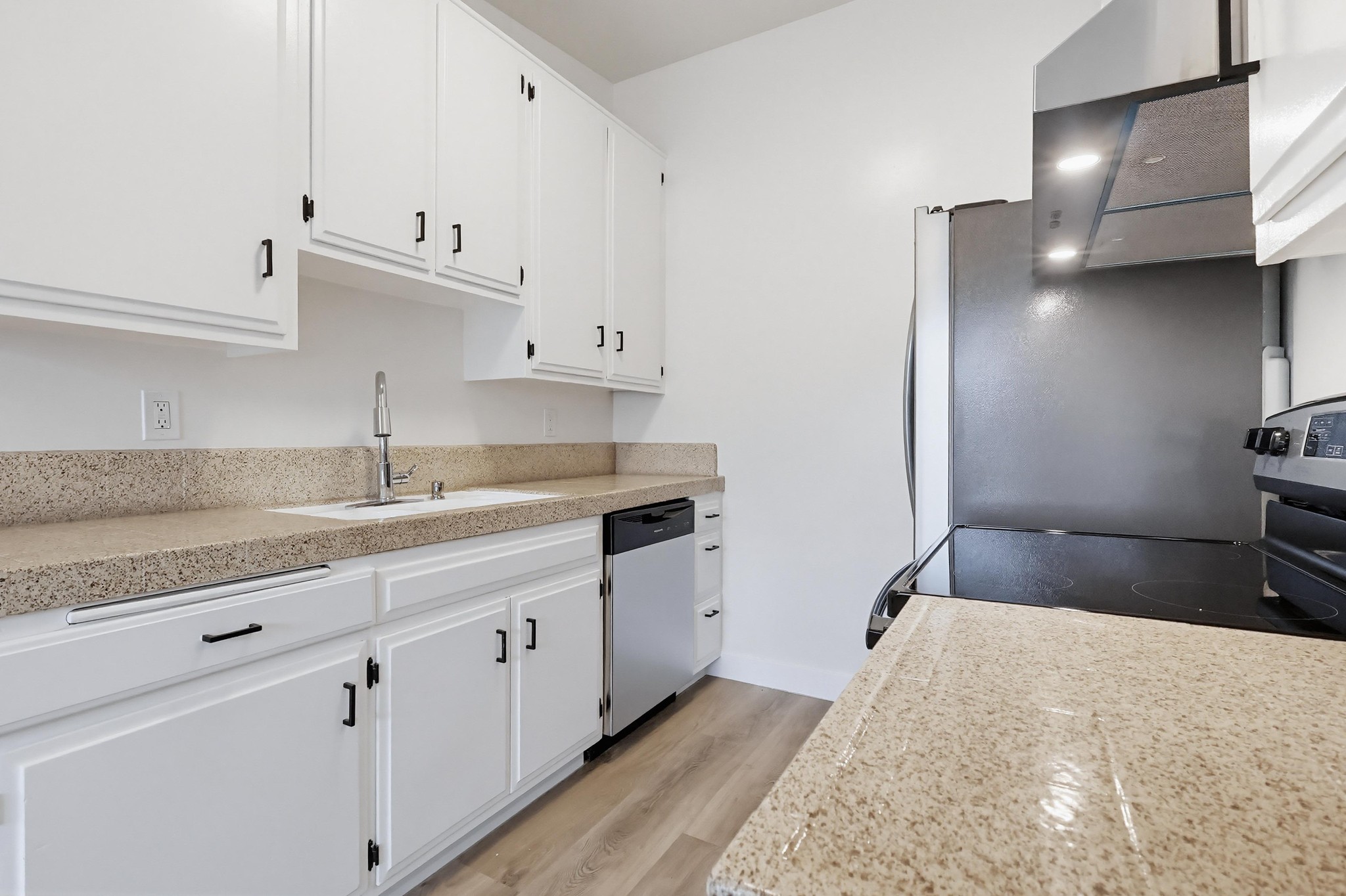 Virtual tour photo 30 of 60 for 333 W Queen St #13