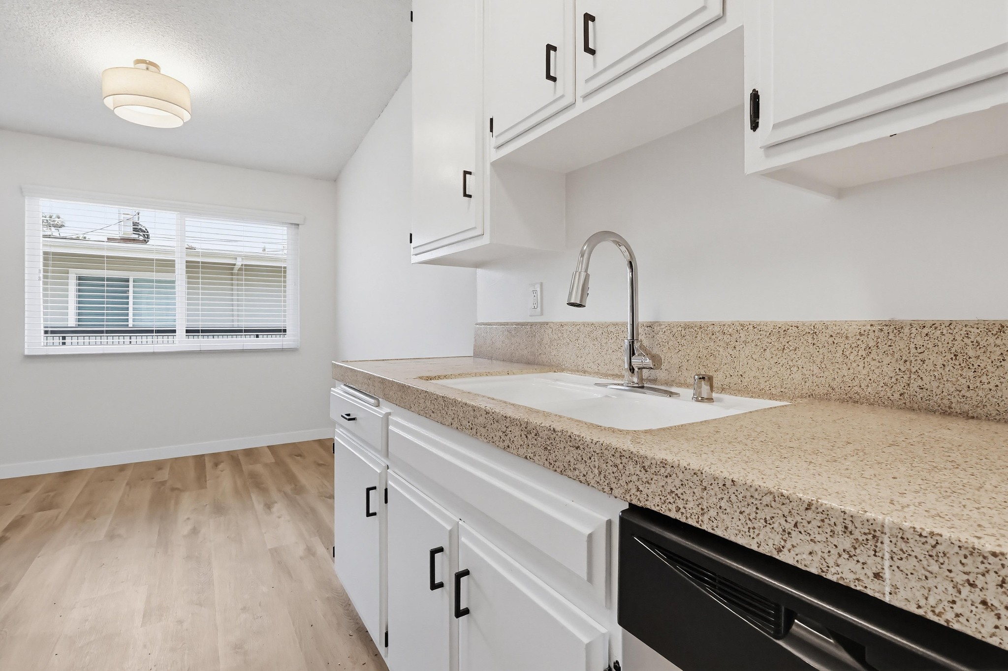 Virtual tour photo 31 of 60 for 333 W Queen St #13
