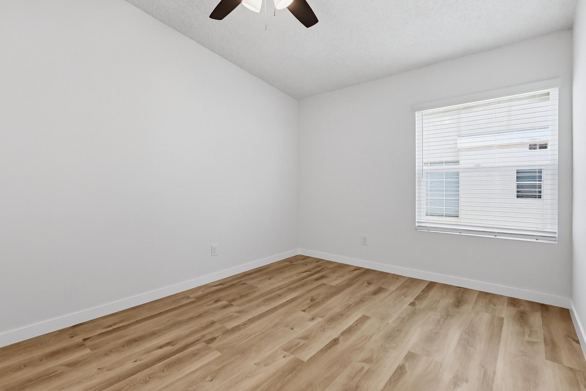 Virtual tour photo 43 of 60 for 333 W Queen St #13