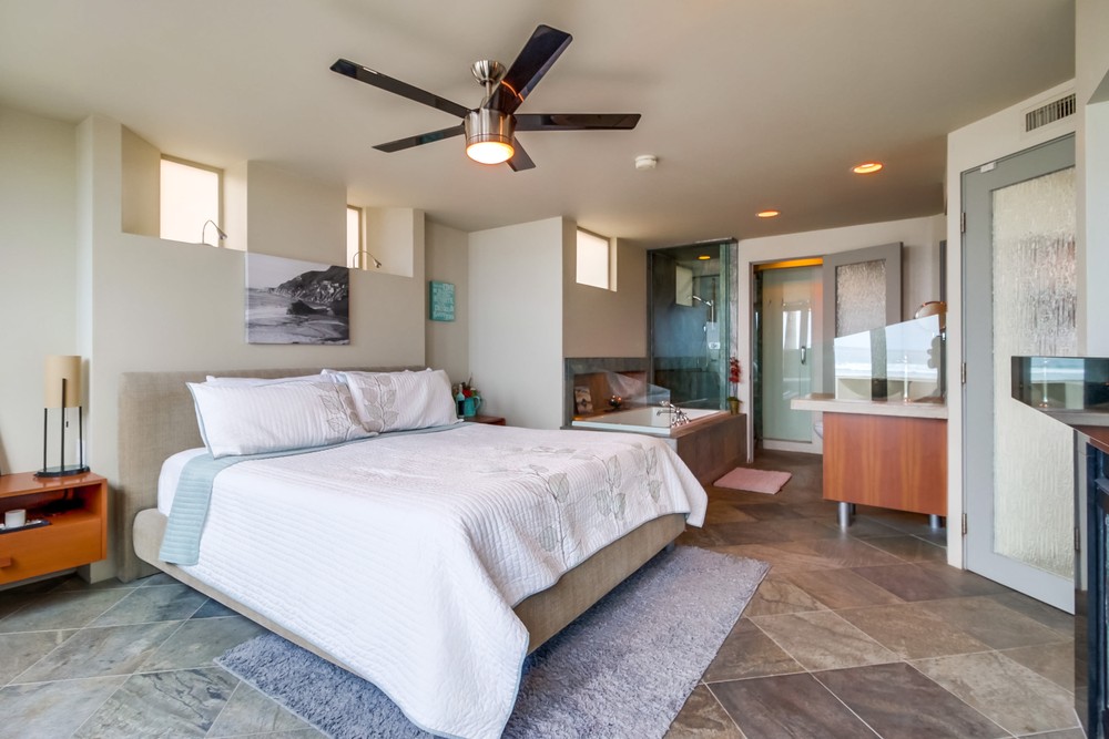 Virtual tour photo 31 of 48 for 3373 Ocean Front Walk