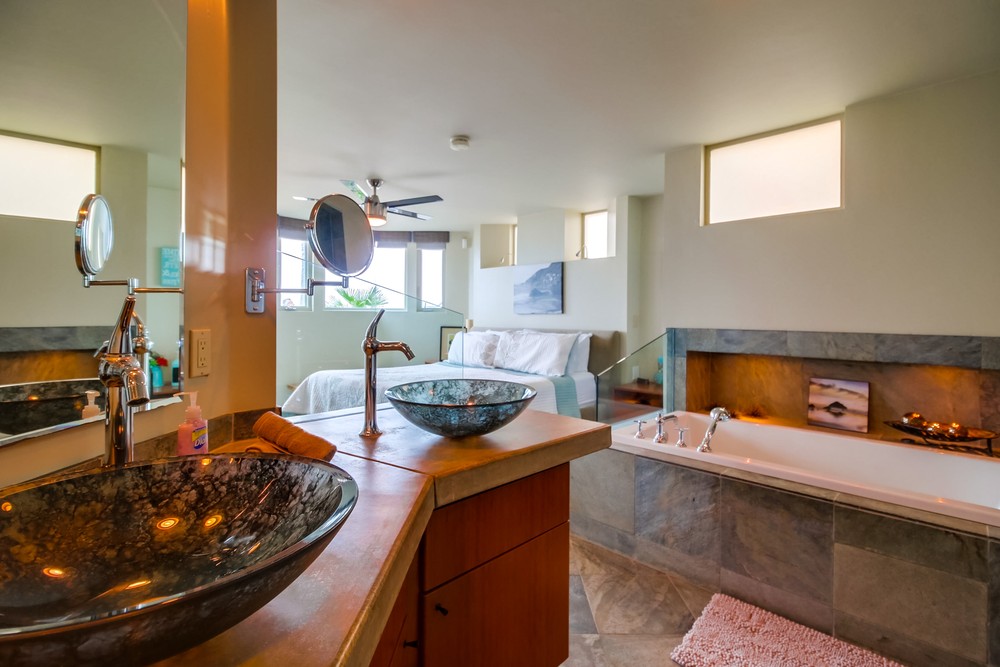 Virtual tour photo 33 of 48 for 3373 Ocean Front Walk