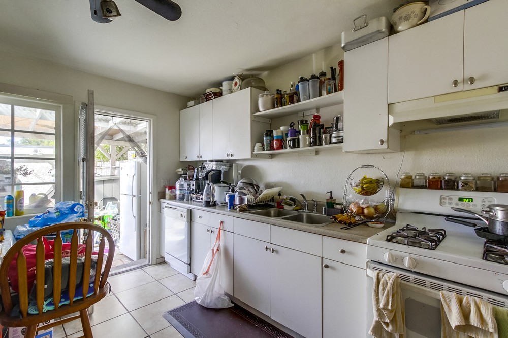 Virtual tour photo 9 of 38 for 3374 Clairemont Dr #76