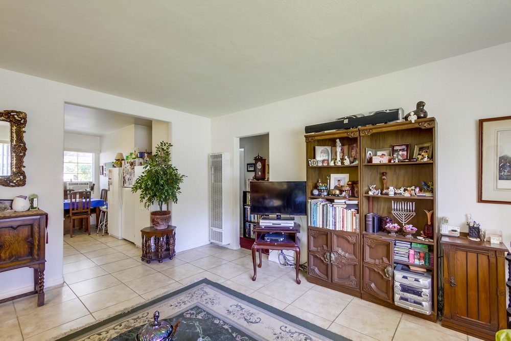 Virtual tour photo 21 of 38 for 3374 Clairemont Dr #76