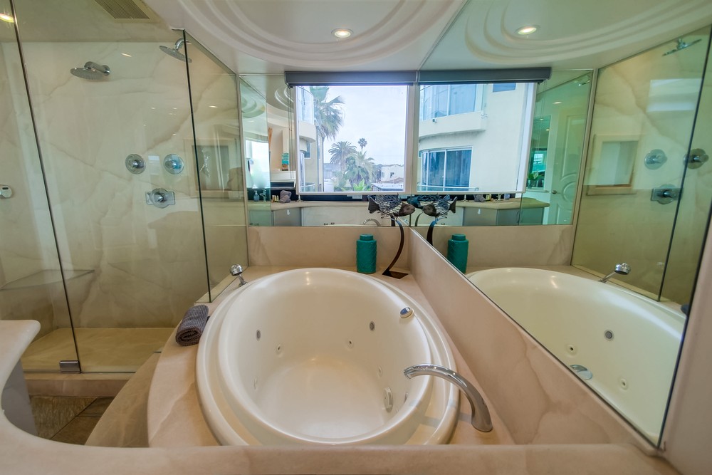 Virtual tour photo 31 of 38 for 3443 Ocean Front Walk i